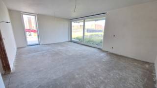 <div><strong>Appartement 0.01 – Instapklaar gelijkvloers wonen in Klaverstuk 24</strong></div>
<br />Ontdek dit prachtige gelijkvloerse appartement in het exclusieve nieuwbouwproject Klaverstuk 24 te Zedelgem.<br /><br />Met een slimme indeling, hoogwaardige afwerking en een ideale ligging is dit appartement dé perfecte thuisbasis.
<h4><br /><strong>K<strong>enmerken van appartement 0.01</strong></strong></h4>

<ul>
	<li>* <strong>Bewoonbare oppervlakte:</strong> 86 m²</li>
	<li>* <strong>Ruime inkomhal</strong> met vestiaire en apart gastentoilet.</li>
	<li>* <strong>2 slaapkamers</strong>: ideaal voor gezinnen, koppels of als extra werkruimte.</li>
	<li>* Stijlvolle badkamer met <strong>dubbel meubel, inloopdouche en bad</strong>.</li>
	<li>* <strong>Lichtrijke leefruimte</strong> dankzij grote raampartijen, verbonden met een moderne open keuken.</li>
	<li>* Een <strong>gezellig terras </strong>van 6 m², perfect om buiten te ontspannen.</li>
	<li>* Inclusief <strong>ondergrondse parkeerplaats </strong>en <strong>fietsenberging</strong>.</li>
</ul>

<h4><strong>Duurzaam en instapklaar</strong></h4>
Dit appartement is voorzien van:

<ul>
	<li>* Vloerverwarming voor een optimaal wooncomfort.</li>
	<li>* Een warmtepomp en zonnepanelen voor duurzame en energiezuinige oplossingen.</li>
	<li>* Een uitzonderlijk laag E-peil van 30, waardoor u geniet van vrijstelling van de onroerende voorheffing.</li>
</ul>

<h4><strong>Toplocatie in Zedelgem</strong></h4>
Wonen in <strong>Klaverstuk 24</strong> betekent genieten van een rustige omgeving met een vlotte verbinding naar winkels, scholen en openbaar vervoer.<br /><br />Grijp deze kans om te wonen in een appartement dat stijl, comfort en duurzaamheid combineert.<br />Contacteer ons vandaag voor meer informatie of een bezoek.<br /><br /><strong>Uw nieuwe thuis wacht op u!</strong><br /><br /><strong>051 21 11 11 of matias@imfiro.be</strong>