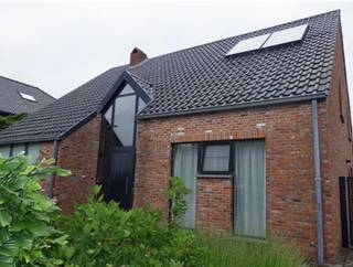 Rustig gelegen woning in dooplopende kindvriendelijke straat, op wandelafstand van centrum van St-Jozef Rijkevorsel De woning omvat op het gelijkvloers: ruime inkomhal, bureel, gastentoilet, ruime living met ruime open ingerichte keuken, berging en zij-inkom met ingebouwde kasten. Op de eerste verdieping: 3 slaapkamers (met ingebouwde kasten), afzonderlijke dressing, ruime badkamer met ligbad en douche. Daarnaast is er nog een zolder voor evt stockage. De naar het zuid-west gerichte tuin is volledig omheind en in de losstaande garage is er plaats voor 2 wagens. De woning wordt verwarmd op aardgas en heeft bijkomend warmwaterpanelen.
