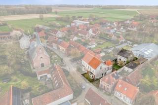 De woning met oude brouwerij is gelegen in de dorpskern van Dikkele, een beschermd dorpsgezicht en deelgemeente van Zwalm. Het voormalige brouwershuis in art-decostijl beschikt over een bruikbare vloeroppervlakte van 209 m² en geniet van een rustige, pittoreske ligging in het hart van de Vlaamse Ardennen. De woning dient volledig gerenoveerd te worden, maar biedt vandaag reeds 5 slaapkamers en tal van authentieke elementen die behouden en in ere hersteld kunnen worden. Dit pand vormt dan ook een unieke opportuniteit voor liefhebbers van karaktervolle renovatieprojecten. Achteraan bevindt zich de voormalige brouwerij, een bijzonder volume van maar liefst nog 564m² extra met tal van mogelijkheden opgesplitst in 2 delen: de oude brouwerij zelf en nog een extra functionele opslag- en werkruimte en garage. Deze ruimtes kunnen dienen als opslagplaats, kunnen worden omgevormd tot vakantiewoning, horeca-concept, atelier of een andere invulling, afhankelijk van uw plannen en de geldende stedenbouwkundige voorschriften. Ideaal voor wie op zoek is naar rust, ruimte, karakter en potentieel, in een prachtige landelijke omgeving met uitstekende bereikbaarheid. Enkel een schriftelijk aanvaard bod door de verkopers resulteert in een verkoop of enige verbintenis. Contacteer Vastgoed Lietaer op 055 500 007 om meer informatie in te winnen of een afspraak vast te leggen. Geen renovatieplicht door de ligging in een beschermd dorpsgezicht!