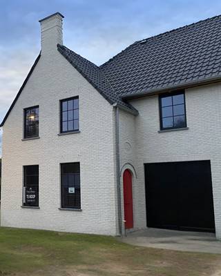 In de rustige Rita Uytendaelestraat in Drongen, op amper tien minuten van het centrum van Gent en vlak bij de E40, bevindt zich deze...