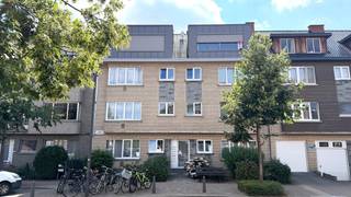 Ben jij op zoek naar een stijlvol appartement waar comfort, licht en buitenruimte centraal staan? Dit prachtige appartement op de bovenste verdieping aan de Pastoor Van Dijckstraat 7 in Runkst biedt het allemaal. Gelegen in een van de meest geliefde en gezellige wijken van Hasselt, combineert deze locatie rust met de nabijheid van het bruisende stadscentrum.<br /><br />Indeling:<br /><br />Verdiep +3:<br /><br />- woonkamer<br />- keuken<br />- Berging<br />- nachthal<br />- 2 slaapkamers <br />- badkamer <br />- toilet<br />- ruim terras aan de achterzijde<br /><br />Technische info:<br /><br />- individuele centrale verwarming aardgas<br />- ventilatiesysteem<br />- a.o./maand: € 50,00 <br />- EPC: 125 kWh/m²<br />- geen lift aanwezig<br /><br />De snelste manier om een bezoek te brengen aan dit appartement? Vraag je bezoek aan via de rode knop op onze website (www.dewaele.com).<br /><br />Telefonisch kunnen er geen afspraken gemaakt worden. Bij andere vragen kun je ons telefonisch contacteren via 011 30 50 50.<br /><br />Tot binnenkort