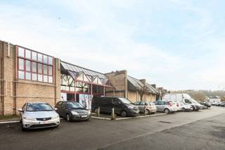 Deze commerciële site omvat momenteelGELIJKVLOERS:- vrije grondoppervlake van +- 2800 m2- vrije hoogte onder de spanten in het gebouw is +- 5,80 m.-...