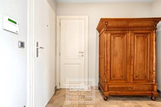 <p>"ABSOLUTE TOPPER" - Afspraak ENIGE BEZOEKDAG ENKEL telefonisch via Randy Remue op 0479/ 99. 99. 90, meer info via Facebook "Remue Randy" - LIKE de pagina en blijf op de hoogte van alle nieuwe woningen. De stukken van de woning zijn te consulteren op www.immo-zone.be. Dit ruim en lichtrijk appartement met 2 slpks, veranda en tuintje vinden we terug in het centrum van Sint-Lievens-Houtem te Schoolstraat 2B. Indeling: Bij het binnenkomen krijgen we via de ruime inkomhal toegang tot de verschillende leefruimtes. De lichtrijke woonkamer met zithoek en eetplaats geniet dankzij de grote raampartijen van veel lichtinval. De warme parketvloer draagt bij tot het huiselijk gevoel. Aansluitend bevindt zich de volledig uitgeruste keuken, voorzien van voldoende kastruimte, werkblad en een gezellige ontbijthoek. Vanuit de keuken is er rechtstreeks toegang tot de ruime veranda, een extra leefruimte die het hele jaar door gebruikt kan worden. Verder beschikt het appt over 2 slpks, waarvan de master bedroom voorzien is van een dressing. De badkamer is uitgerust met een dubbele wastafel, ligbad en douche. Daarnaast is er een afzonderlijk toilet en een praktische berging/technische ruimte. Voorzien van airco. Mogelijkheid tot aankoop berging en 2 garages. Dit verzorgde appartement op een uitstekende locatie in het centrum van Sint-Lievens-Houtem is een ABSOLUTE TOPPER voor starters, gezinnen en investeerders. P-score: A / G-score: A. VOOR ZEER SNELLE BESLISSERS!!<br />IMMO ZONE RHODELAND RANDY REMUE - 0479/ 99. 99. 90</p>