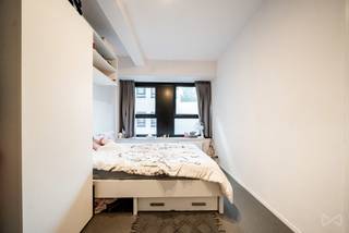 Info en bezichtigingen: 02 315 51 71
We Invest heeft het genoegen u exclusief deze charmante studentenkamer van 19 m² te presenteren, uitgerust met een tweepersoonsbed. De kamer heeft een aangename woonruimte en een eigen doucheruimte met toilet en wordt volledig gemeubileerd verkocht. De bewoners kunnen gebruikmaken van hoogwaardige gemeenschappelijke ruimtes: een volledig uitgeruste keuken, een wasruimte en een fietsenstalling. De kamer is momenteel verhuurd en biedt de investeerder onmiddellijk inkomen. Deze kans is ideaal gelegen op een steenworp afstand van de Europese wijk en combineert comfort, een sterke vraag naar huurwoningen en een uitstekend rendement. Ontdek deze kans nu!