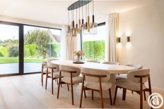 <p>Stijlvolle, volledig gerenoveerde villa gelegen op een royaal perceel van 1.136 m², met een bewoonbare oppervlakte van ca. 376 m². Indeling: inkomhal met gastentoilet. Ruime en lichtrijke woon- en eetkamer met tal van ingemaakte kasten en directe toegang tot het prachtig aangelegde terras en de tuin. Open keuken met centraal kookeiland in natuursteen en gezellige ontbijthoek. De villa beschikt over vijf volwaardige slaapkamers. Waarvan 3 slaapkamers op het gelijkvloers. Op het verdiep: Master bedroom met aansluitende dressing, badkamer en bureau. 5de ruime slaapkamer. Alle slaapkamers hebben een aansluitende badkamer. Zolder. De tuin biedt optimale privacy en sluit mooi aan op het ruime terras. Inpandige dubbele garage en meerdere parkeerplaatsen voor de woning. De woning werd bijzonder hoogwaardig gerenoveerd met gebruik van natuursteen en verfijnd maatwerk en is uitgerust met een warmtepomp, zonnepanelen, airconditioning, domotica, camerabewaking en automatische beregening. Een uitzonderlijke eigendom waar ruimte, comfort en hoogwaardige afwerking perfect samenkomen.</p>