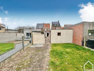 Deze rustig gelegen woning met groene verzichten, 3 slaapkamers, mogelijkheid om een garage te steken en een ruime tuin biedt tal van...
