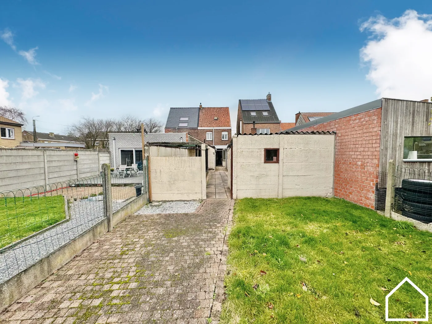 TE RENOVEREN WONING MET 3SLPKS, MOGELIJKHEID GARAGE EN GROTE TUIN - foto 3