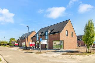 Deze halfopen woning maakt deel uit van nieuwbouwproject "Export", rustig gelegen in het gezellige centrum van Dessel.<br /><br />Deze woning is gebouwd op lot 76 met een perceeloppervlakte van 309m².<br />De bewoonbare oppervlakte bedraagt 120m². <br /><br />Via de inkomhal is er toegang tot de open leefruimte met eetkamer en keuken. Achteraan is een grote glaspartij aanwezig die uitgeeft op de oostgerichte tuin. Naast de keuken is een berging/wasplaats aanwezig. Op het gelijkvloers is er tot slot nog een gastentoilet.<br />De eerste verdieping beschikt over 3 slaapkamers en een badkamer met bad, douche, lavabo en toilet.<br />Een valtrap geeft nog toegang tot de opbergzolder.<br /><br />Parkeren kan op de oprit naast de woning.<br /><br />De afwerking is volledig inbegrepen volgens lastenboek. <br />De woning is uitgerust met zonnepanelen en een warmtepomp en zal bijgevolg erg energiezuinig zijn.<br />Omwille van het lage E-peil (&lt;E20), geniet u 5 jaar vrijstelling van onroerende voorheffing.