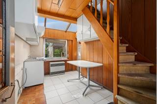 In Zele bieden wij deze HOB in de Neereindestraat. De woning beschikt over een knusse woonkamer, keuken, badkamer, tuin en heeft sanitair op het gelijkvloers alsook op de eerste verdieping. De woning heeft wat liefde nodig maar kan een gezellige thuis worden voor de volgende eigenaar. <br /><br />Wenst u een bezoek of heeft u graag meer informatie? Neem dan contact op via felix@uw-huis.be of bel ons via 052463803 tijdens de kantooruren.
