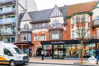 Stap binnen in een stukje geschiedenis, midden in het bruisende hart van Nieuwpoort-Bad.Dit ruime appartement met vier slaapkamers bevindt zich in...