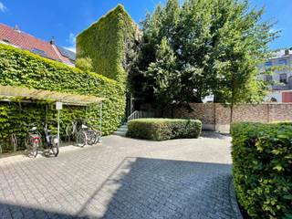 Uniek, instapklaar handelspand in een voormalige school in hartje Mechelen. Het gebouw bestaat uit 3 verdiepingen (3x72 m²) met grote open ruimtes die een uiterst flexibele inrichting mogelijk maken, afgestemd op diverse commerciële noden.

Ontvang je graag meer informatie of wil je een bezoek inplannen? Contacteer ons dan via info@dockx.com of +32 14 37 75 73.
