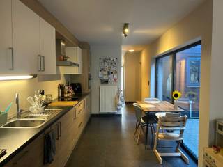 Ben jij op zoek naar een gelijkvloers appartement in het centrum van Peer? Dan hebben wij gevonden wat jij zoekt!<br /><br />INDELING: <br />- Inkomhal met inbouwkasten<br />- Keuken<br />- Eetkamer<br />- Woonkamer<br />- Berging<br />- Badkamer<br />- Slaapkamer 1 met inbouwkasten<br />- Slaapkamer 2<br />- Terras aan de achterzijde<br />- Binnenkoer<br />- Buitenberging<br />- Autostandplaats aan de achterzijde van het gebouw<br /><br />LIGGING: <br />- Het appartement is gelegen in het centrum van Peer. <br />- Scholen, winkels, horeca en het openbaar vervoer bevinden zich op wandelafstand.<br /><br />EXTRA TROEVEN: <br />- Het appartement is instapklaar. <br />- Er is een zonne-luifel voorzien op de binnenkoer. <br />- Het appartement heeft een privatieve ingang waardoor er geen gemeenschappelijke kosten zijn. <br />- Het appartement is energiezuinig. <br /><br />Meer weten?<br />Contacteer ons en wij helpen je graag dichtblij verder!