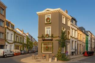 Instapklare eengezinswoning met veel lichtinval op aangename ligging vlakbij Park Spoor Noord.<br /><br /><u><strong>Indeling van de woning:</strong><br />Kelder</u>: 35 m²<br /><u>Gelijkvloers:</u><br />Leefruimte: +/- 30 m² parket <br />Open keuken: niet geplaatst<br />Inkomhal: +/- 5 m² met traphal<br />Afzonderlijk toilet<br /><u>1e verdieping:</u><br />Slaapkamer 1: +/- 23 m² parket<br />Badkamer: +/- 8 m² natuursteen, douche, dubbele lavabo en toilet<br /><u>2e verdieping:</u><br />Slaapkamer 2: +/- 23 m² parket<br />Slaapkamer 3: +/- 8 m² parket<br /><br />Verwarming op gas met condensatieketel. <br /><br /><br /><br />