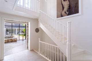 Deze riante villa is gelegen op toplocatie hartje Vriesdonk. Deze villa heeft een zee van ruimte. Via de imposante inkomhal middels een dubbele deur toegang tot de uiterst gezellige en sfeervolle living met houthaard. Middels de dubbele deur ook toegang tot een TV kamer/speelkamer of mogelijks bureau. Er is een volledig uitgeruste luxueuze keuken met eiland waar het gezellig vertoeven is. Aanpalend een lumineuze eetkamer met ruimte voor een gezellige zithoek. Van hieruit opslaande ramen naar het overdekte terras met heerlijk zicht op de prachtige tuin met uiterst veel privacy! Op de eerste verdieping zijn er twee zeer ruime slaapkamers. Een badkamer met douche, lavabo en toilet. De ruime master-bedroom met afzonderlijk toilet, dressing en ruime badkamer, met dubbel lavabo, douche en handdoekradiator. Via de vaste trap ga je naar de tweede verdieping. Daar heb je een slaapkamer/bureau, en een sportkamer. Verder een ruime slaapkamer met badkamer met douche, lavabo en toilet.<br />Er is een 3 dubbele inpandige garage en nog een extra garage met een bijgebouw dat multifunctioneel is. Met heerlijk zicht op de tuin en de riante villa. <br />Er is een afzonderlijk inpandig 1 slaapkamer appartement met afzonderlijke toegang en heerlijk terras. Hier ook een volledig uitgeruste keuken en badkamer. De villa is verbouwd en een gedeelte is nieuwbouw. Het is één geheel, het is volledig omheind, alarm, elektrische poorten, alle hedendaagse luxe.<br />Arei conforme elektriciteit, geen asbest, zie attest in bijlage. EPC B label, 125 kWh/(m2 jaar), in bijlage.<br /><br />Dit is een absolute aanrader. Dit is een ideale villa, een echt family house. Ideaal voor wie stijlvol wil wonen op toplocatie in hartje Vriesdonk. <br />Voor meer info en meer foto's www.domus-immobilien.be of bel Irene 0475/653581<br /><br />