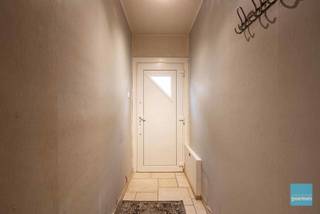 TE KOOP IN AALSTDeze rijwoning bevindt zich in de stadsrand van Aalst en slechts op 7 min fietsen van de Grote Markt.De woning is te renoveren maar...