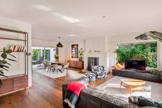<strong>Instapklare laagbouwvilla met riante tuin in hartje Kapellen-Heide.</strong><br /><br /><strong>Indeling</strong><br />U betreedt de villa via een uitnodigende inkomhal met vestiaire en een gastentoilet. Meteen rechts, <strong>de warme, lichtrijke leefruimte</strong> afgewerkt met een mooie parketvloer beschikt over een strakke <strong>open haard met een ingewerkte pelletkachel</strong>. Vanuit de zithoek vloeien de eetplaats, de veranda en de <strong>volledig geïnstalleerde keuken</strong> naadloos in elkaar over, met telkens een <strong>prachtig zicht op de buitenomgeving</strong>.<br />De keuken is voorzien van een kookeiland, kwalitatieve toestellen en voldoende opbergkasten. Via de nachthal bereikt u de <strong>twee ruime slaapkamers</strong> met daartussen de badkamer voorzien van een inloopdouche, toilet en een badkamermeubel met dubbele wastafels.<br />Volledig aangelegde, zonnige tuin met een ruim terras en een barbecue voor lange zomeravonden.<br /><br /><strong>Bijzonderheden:</strong><br />EPC label <strong>C</strong>;<br />Ruime <strong>zolderverdieping</strong>, bereikbaar via een luik;<br />Aparte <strong>garage</strong> met sectionale poort;<br /><strong>Tuinhuis</strong> voorzien van elektriciteit.<br /><br /><strong>Ligging:</strong><br />Gelegen in een <strong>rustige en residentiële wijk</strong> omgeven door groen. U ervaart hier volop <strong>privacy en stilte</strong>, terwijl het dagelijkse leven zich om de hoek bevindt. Op <strong>comfortabele wandelafstand van het centrum van Heide</strong> met supermarkten, winkels en gezellige horeca.<br />De woning geniet van een <strong>uitstekende verbindingen</strong> via station Heide, de nabijgelegen fietsostrade en belangrijke invalswegen richting Antwerpen, Brasschaat en Nederland.