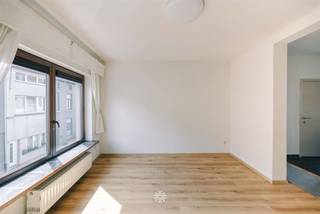 <p><span>LEDEBERG - Ruim duplex-appartement met een slaapkamer</span></p><p><span> </span></p><p><span>Gelegen in de Hilarius Bertolfstraat te Ledeberg, vinden we dit licht op te frissen duplexappartement. De ruime woonoppervlakte, praktische indeling en aangename lichtinval maken dit appartement een interessante opportuniteit op een centrale locatie.</span></p><p><span> </span></p><p><span> </span></p><p><span>Enkele troeven in een notendop: </span></p><ul><li><span>Centrale ligging</span></li><li><span>Volwaardige slaapkamer</span></li><li><span>Voorzien van airco</span></li><li><span>Zeer ruime leefruimte</span></li><li><span>Gemeenschappelijke fietsenberging</span></li><li><span>Geen gemeenschappelijke kosten</span></li><li><span>EPC Label B en conforme elektriciteit</span></li></ul><p><span> </span></p><p><span> </span></p><p><span>Indeling:</span></p><p><span>Eerste verdieping: Inkom, leefruimte met open keuken, voorzien van toestellen en apart toilet</span></p><p><span>Tweede verdieping: Tweede zithoek/bureau/mogelijk om te vormen tot aparte slaapkamer, volwaardige slaapkamer met kasten, berging en badkamer met wastafel, ligbad en toilet</span></p><p><span> </span></p><p><span> </span></p><p><span>Belangrijk: </span></p><p><span>Richtprijs: 295.000 EUR</span></p><p><span>EPC: 139 kWh/m² jaar (UC: 20190625-0002172681-RES-1)</span></p><p><span>Geen renovatieverplichting </span></p><p><span> </span></p><p><span>Interesse? Contacteer Axel Lenaerts makelaars voor meer info of een bezoek via <span>Laurens@axellenaerts.be</span></span><span> of 09 245 24 24</span></p><p><span> </span></p>
