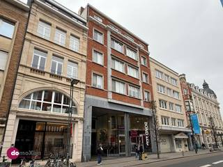 <p><span>Moderne gemeubelde studio, geschikt voor één persoon, in het centrum van Leuven </span></p><p><span> </span></p><p><span>Deze studio is gelegen op de Bondgenotenlaan en is volledig bemeubeld. Door zijn unieke ligging in het centrum van Leuven en vlakbij het openbaar vervoer is dit uw ideale uitvalbasis. Deze studio is geschikt voor </span><span>één persoon</span><span>.</span></p><p><span> </span></p><p><span>De studio is volledig uitgerust. Je beschikt over een zetel, tweepersoonsbed, tafel en stoelen, bureau en televisietoestel. De kitchenette is volledig ingericht met koelkast, vaatwasser, microgolf en kookplaat. Daarnaast is ook bestek, borden en kookgerei voor jou voorzien. </span></p><p><span> </span></p><p><span>De badkamer beschikt over een douche, toilet en wastafel. Heb je een wasmachine of droogkast? De aansluiting hiervoor is aanwezig. </span></p><p><span> </span></p><p><span>Het gebouw is uitgerust met een lift. In de kelder van het gebouw kan je jouw afval kwijt en is er ruimte om jouw fiets te stallen. </span><span> </span></p><p><span> </span></p><p><span>De maandelijkse kosten bedragen in totaal €95. Dit forfait dekt al jouw kosten voor de gemeenschappelijke delen, jouw verwarming, internet, vuilnisophaling en bij de aanvang van jouw contract krijg je nieuwe matrasbeschermer. </span></p><p><span> </span></p><p><span>Deze studio kan je ook voor een kortere termijn huren. De minimale periode is 6 maanden en de huurprijs wordt in dit geval verhoogd met 8%. De lasten blijven dezelfde. </span></p><p><span> </span></p><p><span>Plan nu jouw bezoek in!</span></p><p><span> </span></p><p><span>015 20 36 00 - <span>info@domoxim.be</span></span></p><p><span> </span></p>