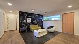<p><span> </span><span>Instapklare kantoorruimte van 241 m² op een strategische locatie in Brussel.</span></p><p><span> </span></p><p><span>Op een uitstekende locatie in Brussel bevindt zich deze ruime en volledig instapklare kantoorruimte van 241 m². Dankzij de centrale ligging, de functionele indeling en de uitstekende bereikbaarheid vormt deze kantoorruimte een ideale uitvalsbasis voor ondernemingen die op zoek zijn naar een professionele werkomgeving in het hart van de hoofdstad.</span></p><p><span> </span></p><p><span>Via de gemeenschappelijke inkomhal op het gelijkvloers bereikt u de lift en de trappen. Op de zesde verdieping geeft een aparte ingang rechtstreeks toegang tot de kantoorruimte. Met zes afzonderlijke kantoorruimtes en een onthaalruimte kunnen verschillende werkzones, vergaderruimtes of individuele kantoren eenvoudig worden ingericht.</span></p><p><span> </span></p><p><span>Alle lokalen zijn voorzien van ingebouwde kasten, waardoor er voldoende opbergmogelijkheden aanwezig zijn. Daarnaast beschikt elk lokaal over een eigen systeem voor airconditioning en verwarming. Ook zonnewering is voorzien.</span></p><p><span>De indeling omvat verder nog een praktische kitchenette en twee toiletten. Aan zowel de voor- als achterzijde van het gebouw bevinden zich terrassen.</span></p><p><span> </span></p><p><span>Een belangrijke extra troef is dat het aanwezige bureaumeubilair zonder meerprijs kan worden meegehuurd, waardoor de kantoorruimte onmiddellijk in gebruik kan worden genomen.</span></p><p><span> </span></p><p><span>Onderaan het gebouw is parkeergelegenheid beschikbaar. Afhankelijk van de beschikbaarheid kunnen tot vier parkeerplaatsen worden bijgehuurd.</span></p><p><span> </span></p><p><span>Deze kantoorruimte geniet van een bijzonder gunstige ligging in Brussel, te midden van de omgeving van het district Cinquantenaire en Montgomery en op korte afstand van het Europees kwartier.</span></p><p><span>Metro en andere vormen van openbaar vervoer bevinden zich op slechts 250 meter wandelafstand, waardoor de locatie ook zonder wagen uitstekend bereikbaar is.</span></p><p><span> </span></p><p><span>Interesse in een bezoek, aarzel dan niet om ons te contacteren: 078/48 47 00</span></p><p><span>Meer aanbod via <span>www.ap-p.be</span></span></p><p><span> </span></p>
