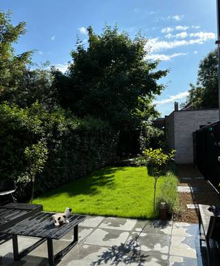 Modern 1 slaapkamer appartement (bouwjaar 2021) met zuidgerichte tuin.<br /><br />Dit recente appartement uit 2021 is een interessante opportuniteit voor wie op zoek is naar comfortabel en energiezuinig wonen. De leefruimte is aangenaam licht dankzij de grote ramen en geeft rechtstreeks uit op de zuidgerichte tuin met beregeningsinstallatie.<br /><br />De open keuken sluit mooi aan op de woonkamer en is praktisch ingericht. Verder beschikt het appartement over een volwaardige slaapkamer en een nette, moderne badkamer.<br /><br />Er is bovendien een aparte wasberging binnen, wat zorgt voor extra comfort in het dagelijks gebruik.<br /><br />Buiten is er een privatieve berging die aansluit op de tuin, handig voor het opbergen van tuinmateriaal. Daarnaast is er een gedeelde fietsen- en afvalberging voorzien.<br /><br />Extra troef zijn de aanwezige zonnepanelen, die bijdragen aan een lagere energiekost.<br /><br />Kortom, een verzorgd en instapklaar appartement met een aangename buitenruimte.<br /><br />Interesse? Neem gerust contact op voor meer info of een bezoek.