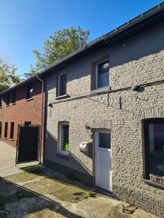 <h1><span>Op te knappen starterswoning nabij het centrum van Tongeren!</span></h1><p><span>Op zoek naar een woning die je volledig naar eigen smaak kan afwerken? Deze knusse woning met heel wat potentieel combineert een rustige ligging met een vlotte bereikbaarheid en de nabijheid van het centrum van Tongeren.</span></p><p><span>De woning vraagt nog verdere renovatie en afwerking, maar vormt dankzij de reeds uitgevoerde belangrijke renovatiewerken een interessante basis voor wie op zoek is naar een gezellige starterswoning met een fijne stadstuin.</span></p><p><span> </span></p><h3><span>Indeling</span></h3><p><span>Via de inkomhal kom je rechtstreeks in de leefruimte. Aansluitend bereik je een tweede, lichtrijke ruimte in de recentere aanbouw. De grote glaspartijen zorgen hier voor veel natuurlijk licht en een mooi zicht op de groene stadstuin.</span></p><p><span>Deze ruimte leent zich uitstekend voor het creëren van een ruime en gezellige leefkeuken, met een rechtstreekse verbinding naar het terras en de tuin. Zo kan hier een aangename leefomgeving ontstaan waarbij binnen en buiten mooi in elkaar overvloeien.</span></p><p><span>De tuin biedt bovendien een leuke hoeveelheid privacy.</span></p><p><span>Op de eerste verdieping bevinden zich twee slaapkamers en een apart toilet.</span></p><p><span>Via een vaste trap bereik je tot slot de zolderverdieping, die bijkomende mogelijkheden biedt.</span></p><h3><span> </span></h3><h3><span>Troeven</span></h3><ul><li><span>Rustige ligging</span></li><li><span>Nabij het centrum van Tongeren</span></li><li><span>Goede bereikbaarheid</span></li><li><span>Gezellige groene stadstuin</span></li><li><span>Lichtrijke recente aanbouw met grote glaspartijen</span></li><li><span>Twee slaapkamers</span></li><li><span>Zolder bereikbaar via vaste trap</span></li><li><span>Belangrijke renovatiewerken reeds uitgevoerd</span></li><li><span>Heel wat potentieel om verder af te werken naar eigen smaak</span></li><li><span>Ideale basis voor een gezellige starterswoning</span></li></ul><p><span> </span></p><p><span>Een woning voor wie graag zelf de laatste hand legt aan zijn toekomstige thuis en op zoek is naar een betaalbare woning met potentieel op een fijne locatie nabij het centrum van Tongeren.</span></p><p><span> </span></p><p><span>Neem vandaag nog contact met ons op via 089/50.35.85 of via <span>info@immopa.be</span></span></p><p><span> </span></p><p><span>Binnen deze advertentie wordt gebruikgemaakt van AI-gegenereerde beelden. De getoonde beelden zijn louter indicatief en niet-bindend en dienen ter illustratie van de mogelijke toekomstige uitstraling van het pand. </span></p>