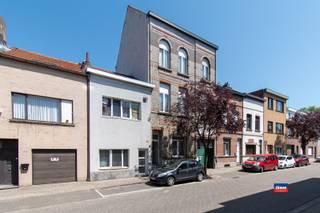 <p><span>HOBOKEN | INCOME-GENERATING PROPERTY COMPRISING 4 APARTMENTS | Layout as follows: ground floor: two-bedroom ground-floor apartment | 91 m² | EPC 297 | rented for 700 EUR per month. First floor: one-bedroom apartment | 70 m² | EPC 256 | rented for 750.00 EUR per month. One-bedroom apartment | 58 m² | EPC 393 | rented for 550.00 EUR per month. Second and third floors: four-bedroom duplex apartment | 122 m² | EPC 536 | not rented. </span></p>