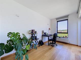 <p><span>Instapklaar appartement in centrum Brasschaat. </span></p><p><span>Recent gebouwd appartement in residentie "Castle View" op de derde verdieping met lift. Dit appartement biedt vooraan een mooi uitzicht op de Bredabaan en aan de achterzijde op groen. In de droge ruimtes werd een parketvloer voorzien en in de badkamer, toilet en keuken werd een mooie tegel gelegd. De woonkamer heeft veel lichtinval en is grotendeels voorzien van schuiframen en grenst aan de open, ingerichte keuken. Achteraan, in alle rust, is de slaapkamer voorzien met ingemaakte kasten. Badkamer heeft een douche, wastafel en aansluiting voor wasmachine en het toilet is apart. Er is overal verduistering aan de ramen voorzien en er zijn overal lichtarmaturen. </span></p><p><span>In de algemene kelder zijn er een kelderberging en een zeer ruime autostaanplaats. </span></p><p><span> </span></p><p><span>Vaste kosten: 90,- euro per maand (incl. onderhoud algemene delen, elektriciteit + water algemene delen, onderhoud en keuring lift, beheer gebouw etc.)</span></p><p><span> </span></p><p><span> </span></p>