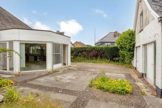 <p><span>Ruime te renoveren villa (356m² bewoonbare opp) op rustige ligging.</span></p><p><span> </span></p><p><span>INDELING</span></p><p><span> </span></p><p><span>Je komt de te renoveren woning binnen langs een ruime inkomhal met gastentoilet.</span></p><p><span>Vooraan de woning heb je een aangename living. Verder is er een bureel en meerdere kleinere bergingen en zijn er 3 kamers en 2 badkamers.</span></p><p><span>Achteraan het gelijkvloers heb je een zeer ruime leefkeuken met zicht op de tuin.</span></p><p><span>Op de verdieping is er nog een kamer, badkamer en een ruime zolder waar nog extra kamers kunnen gemaakt worden.</span></p><p><span>Achteraan de woning zijn er 2 ruime losstaande garages en grote tuinberging.</span></p><p><span>Helemaal achteraan het perceel is er grote houten chalet die vroeger dienst deed als burelen. (is een apart kadastraal nummer)</span></p><p><span>Deze ruimte is ideaal om wonen en werken te combineren.</span></p><p><span> </span></p><p><span>LIGGING</span></p><p><span> </span></p><p><span>Rustig gelegen, maar met snelle aansluiting naar de N60.</span></p><p><span>Op fietsafstand van centrum Oudenaarde.</span></p><p><span> </span></p><p><span>TECHINSCH</span></p><p><span>Airco aanwezig.</span></p><p><span>De spouwmuren zijn opgespoten met isomo.</span></p><p><span> </span></p><p><span>PRAKTISCH</span></p><p><span> </span></p><p><span>Voor meer info en/of het maken van een afspraak bel Eefje van Immo D'hondt 0498 88 88 89 of mail eefje@immodhondt.be</span></p>