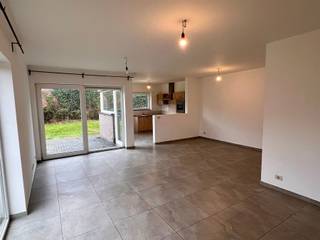 MOOIE EN RUIME WONING IN WOONERF MET:Gelijkvloers: inkomhal met afzonderlijke WC; living met open, ingerichte keuken met afwasbak, kookplaat,...