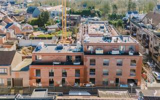 <p><span>DE ZEVEN ROZEN te Temse — Duurzaam wonen met hedendaags comfort</span></p><p><span> </span></p><p><span>De Zeven Rozen is een nieuw residentieel project gelegen in Temse waar hedendaagse architectuur, duurzame technieken en comfortabel wonen samenkomen in een aangename woonomgeving.</span></p><p><span>Dit project belooft een kwalitatieve en rustige woonsite te worden, ideaal voor wie op zoek is naar een energiezuinige thuis met alle comfort van nieuwbouw. </span></p><p><span> </span></p><p><span>Dankzij de vlotte bereikbaarheid en de nabijheid van winkels, scholen, openbaar vervoer en belangrijke verbindingswegen geniet u hier van een praktische en aangename woonomgeving.</span></p><p><span> </span></p><p><span>Het project omvat drie stijlvolle gebouwen met een gevarieerd aanbod aan appartementen met </span><span>1, 2 of 3 slaapkamers</span><span>, telkens voorzien van een terras. </span></p><p><span>De residentie combineert hedendaags wooncomfort met een verzorgde uitstraling en aandacht voor leefkwaliteit.</span></p><p><span>Extra troeven zijn</span><span> de ondergrondse parking</span><span> en de kwalitatieve bouwtechnieken die bijdragen aan een duurzaam en toekomstgericht woonconcept.</span></p><p><span> </span></p><p><span>DE APPARTEMENTEN:</span><span><br />De appartementen worden uitgerust met </span><span>energievriendelijke technieken</span><span> waaronder een lucht-water warmtepomp in combinatie met vloerverwarming en een ventilatiesysteem type D. </span></p><p><span>Dit zorgt voor een energiezuinig, comfortabel en gezond binnenklimaat. Een belangrijke meerwaarde is de mogelijkheid </span><span>tot persoonlijke afwerking. </span><span>Dankzij mooie </span><span>afwerkingsbudgetten</span><span> kunnen kopers hun appartement volledig inrichten volgens eigen smaak en woonwensen.</span></p><p><span>De verschillende types appartementen maken het project geschikt voor zowel starters, gezinnen, alleenstaanden als investeerders.</span></p><p><span> </span></p><p><span>DE SITE:</span><span><br />Residentie De Zeven Rozen bestaat uit drie afzonderlijke gebouwen die harmonieus worden ingeplant binnen het project. </span><span>Ondergrondse parkeerplaatsen</span><span> zorgen voor comfort en een nette bovengrondse omgeving.</span></p><p><span> </span></p><p><span>DE OMGEVING:</span><span><br />Temse combineert een centrale ligging met een vlotte verbinding naar omliggende steden en belangrijke invalswegen. Winkels, scholen, horeca en openbaar vervoer bevinden zich in de directe omgeving, wat zorgt voor een praktische en aangename woonkwaliteit.</span></p><p><span> </span></p><p><span>EXTRA TROEF!</span><span><br />Bij dit project betaalt u pas bij de oplevering van uw appartement. Dit biedt extra financiële zekerheid en comfort tijdens het aankoopproces. </span></p><p><span> </span></p><p><span>Interesse? Neem gerust contact met ons op voor meer informatie, plannen of een persoonlijk gesprek via <span>laura@axellenaerts.be</span></span><span> of 03.256.29.55</span></p><p><span> </span></p>