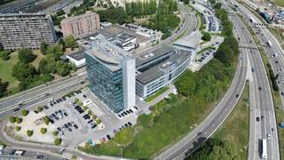 Het kantoor aan de Noordersingel 21 is gevestigd in een strak en representatief gebouw met een professionele uitstraling. De gevel is voorzien...