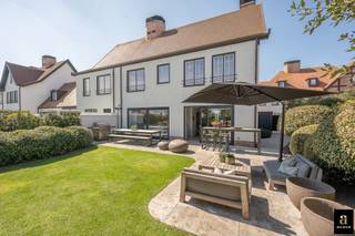 Luxuriously finished semi-detached house located in Valkenerf, close to Duinenwater and the new golf course. Layout: welcoming entrance hall...