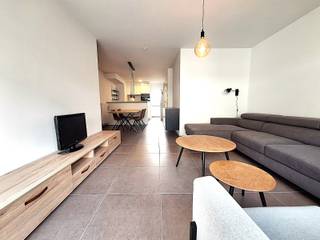 <span><span>Dit appartement situeert zich in het bruisende centrum van Roeselare gelegen vlakbij winkels, scholen en verschillende invalswegen.<br />Uiterst gemakkelijk bereikbaar.<br /><br />Het appartement geniet van een lichtrijke <strong>woonkamer </strong>met zit- en eethoek alsook toegang tot een gezellig <strong>terras</strong>.<br />De <strong>open keuken</strong> is volledig ingericht (kookplaat, oven, vaatwasser, ...). Naast de keuken bevinden zich een <strong>praktische berging</strong> en gastentoilet.<br /><br />Op de bovenverdieping treffen we <strong>2 volwaardige slaapkamers</strong>, een apart <strong>toilet</strong>, een <strong>tweede ruime berging</strong> en een <strong>badkamer </strong>met dubbele lavabo, bad en douche.<br />De slaapkamer gelegen aan de voorzijde is uitgerust met airco.<br /><br />In deze residentie is een gemeenschappelijke <strong>fietsenberging </strong>aanwezig.<br /><br /><u>Troeven:</u></span></span>
<ul>
<li><span><span>Centrale ligging;</span></span></li>
<li><span><span>Vlotte bereikbaarheid;</span></span></li>
<li><span><span>2 volwaardige slaapkamers;</span></span></li>
<li><span><span>Mogelijkheid om het appartement bemeubeld te huren;</span></span></li>
<li><span><span>Mogelijkheid tot bijhuren van een garagebox achteraan het gebouw (niet inbegrepen in de huurprijs).</span></span></li>
</ul>
<span><span> Huurprijs: 845 euro/maand.<br />Huurprijs exclusief gemeenschappelijke kosten en garagebox.<br /><br />Beschikbaar vanaf 01/10/2026.<br /><br />Word jij de gelukkige bewoner van dit appartement? Aarzel dan niet en neem contact met ons kantoor voor een bezoek ter plaatse.</span></span>