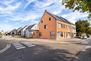 <p><span><strong>Op een centrale locatie in Oosterwijk bevindt zich deze verrassend ruime halfopen woning op een perceel van 345 m². De woning combineert een praktische indeling met veel leefruimte en beschikt bovendien over een conforme elektrische installatie en een gunstig EPC-label B. Ook de tuin en zeer ruime garage/magazijn van maar liefst 60m² zijn een troef.</strong></span></p>
<p><span>Via de inkomhal met gastentoilet komen we in de open leefruimte, waar eetkamer en keuken mooi in elkaar overvloeien. Aansluitend bevindt zich de ruime woonkamer met veel natuurlijke lichtinval. De keuken is praktisch ingericht en biedt rechtstreeks toegang tot de buitenruimte. De woning beschikt daarnaast over een ruime garage, ideaal voor het stallen van de wagen en als extra bergruimte.</span></p>
<p><span>Op de eerste verdieping bevinden zich </span><strong><span>twee volwaardige slaapkamers</span></strong><span> en een opvallend ruime badkamer, uitgerust met onder meer een ligbad, douche, toilet en wastafel. De voormalige zolderverdieping werd volledig ingericht als </span><strong><span>derde slaapkamer</span></strong><span>. Dankzij het open dakgebinte en de ingemaakte kasten is dit een bijzonder ruime en karaktervolle kamer die eveneens uitstekend dienst kan doen als master bedroom.</span></p>
<p><span>Buiten beschikt de woning over een volledig ommuurde en onderhoudsvriendelijke koer, waar voldoende ruimte is voor een gezellige zithoek. Door de ligging op de hoek geniet de woning bovendien van een open gevoel en een vlotte bereikbaarheid.</span></p>
<p><span>Ook technisch zit deze woning goed: </span><strong><span>EPC-label B</span></strong><span>, conforme elektriciteit en CV-op aardgas zijn aanwezig. Een ruime en praktische gezinswoning met drie slaapkamers en garage, ideaal voor wie veel binnenruimte zoekt zonder het onderhoud van een grote tuin.</span></p>
<p><strong><span>Bijzonderheden:</span></strong><span> 3 slaapkamers – ruime badkamer – afgewerkte zolderverdieping met ingemaakte kasten – garage (60m²) – perceel 345 m² – EPC B – conforme elektriciteit – onderhoudsvriendelijke buitenruimte.</span></p>