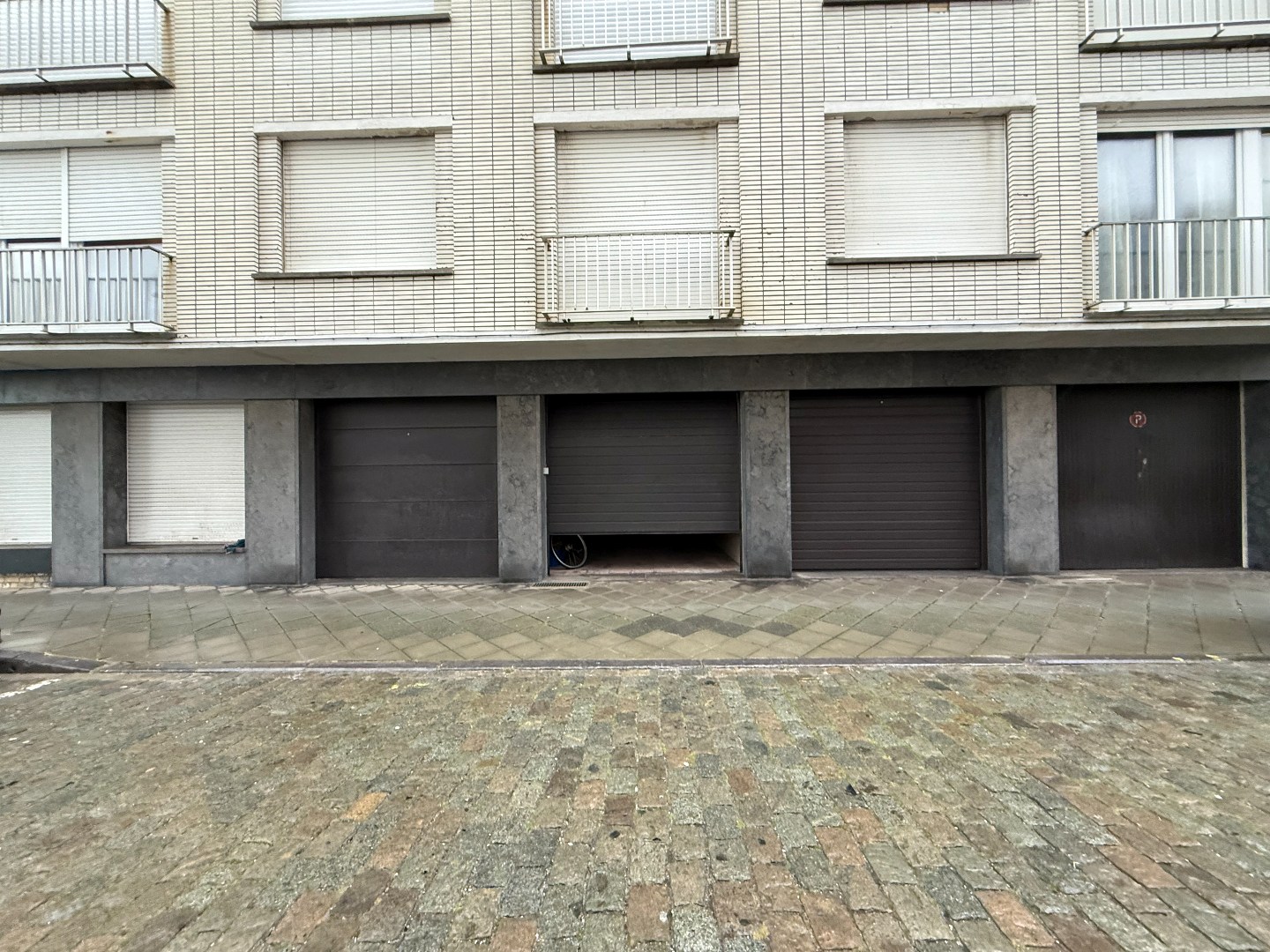 GARAGEBOX MET VOORLIGGENDE PARKEERPLAATS - foto 5
