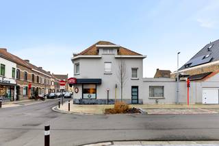 <p>In een authentieke Brugse buurt met sterke lokale verankering bevindt zich dit veelzijdige handelshuis met woonst, gelegen in de Karel Van Manderstraat 18 te Sint-Kruis. Een interessante opportuniteit voor wie wonen en werken wil combineren op één locatie.<br />Het handelspand wordt momenteel uitgebaat als slagerij en beschikt over een ingerichte winkelruimte met toonbank, diverse werkruimtes, koelcellen en een ruim atelier. Daarnaast zijn er verschillende stockageruimtes, een praktische kelder en een afzonderlijke privéruimte, wat zorgt voor een functionele en efficiënte indeling voor handelsactiviteiten.<br />Een bijkomende troef is de aanwezigheid van een garage, ideaal voor leveringen of privégebruik.<br />Boven de handelsruimte bevindt zich de woonst met drie slaapkamers, een badkamer op het glv. en een ruime zolder die bereikbaar is via een vaste trap. Deze zolder biedt extra mogelijkheden zoals een hobbyruimte, bureau of bijkomende slaapkamers.<br />De ligging vormt een belangrijke meerwaarde. Alle straten in deze volkswijk werden recent volledig vernieuwd, wat zorgt voor een verzorgde en aangename omgeving. Bovendien bevindt het pand zich in een levendige buurt waar lokale handel en buurtcontact nog centraal staan.<br />Interesse? Bezoeken zijn enkel mogelijk op woensdag.</p>