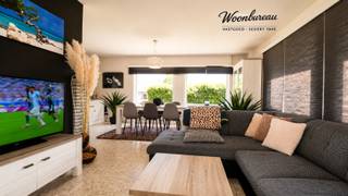 Bij het betreden van de woning kom je terecht in de ruime woonkamer, die dankzij de grote raampartijen geniet van een overvloed aan natuurlijk licht en voldoende plaats biedt voor een gezellige zit- en eetruimte. Aansluitend bevindt zich de volledig ingerichte keuken, die praktisch is ingericht en voorzien is van de nodige opberg- en werkruimte.<br /><br />De woning beschikt over drie volwaardige slaapkamers. Daarnaast is er een afzonderlijk bureau, ideaal voor thuiswerk, een hobbyruimte of studeerkamer. De ingerichte badkamer is modern afgewerkt en voorzien van een comfortabele inloopdouche en een badkamermeubel.<br /><br />Buiten geniet je van een ruime tuin met een terras, waar je in alle rust kan ontspannen of gezellig kan genieten van het buitenleven. Bovendien beschikt de woning over een garage, die niet alleen plaats biedt aan een wagen, maar ook extra opbergruimte voorziet.<br /><br />De woning is beschikbaar vanaf september 2026. De huurprijs bedraagt €1.000 per maand.<br /><br />Interesse in deze ruime open bebouwing met tuin en garage? Neem gerust contact met ons op voor meer informatie of om een bezichtiging in te plannen. Deze woning biedt alle troeven voor wie op zoek is naar comfortabel wonen in een aangename omgeving.