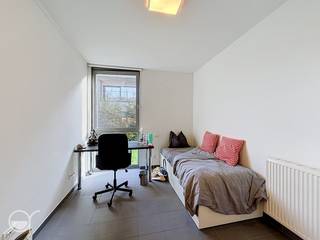 Deze moderne studentenunit is gelegen in de Vlasgaardstraat 60 te Gent, op een centrale en strategische locatie op fietsafstand van verschillende faculteiten van de Universiteit Gent en diverse hogescholen. Dankzij de uitstekende ligging vormt deze unit een interessante opportuniteit voor ouders van studerende kinderen, maar ook voor investeerders die op zoek zijn naar een verhuurinvestering in de Gentse studentenmarkt.<br /><br />Het studentengebouw is praktisch en eigentijds ingericht. De gemeenschappelijke delen beschikken over sanitaire voorzieningen, toiletten, keukens en een fietsenstalling, waardoor de bewoners kunnen genieten van alle nodige faciliteiten binnen het gebouw.<br /><br />Er is een gemeenschappelijke tuin en overdekte fietsenstalling aanwezig, afgesloten met een automatische poort met toegangscode.<br /><br />De studio wordt momenteel verhuurd aan € 465 per maand en biedt hierdoor een onmiddellijke verhuuropbrengst voor de nieuwe eigenaar. De combinatie van de centrale ligging, de nabijheid van onderwijsinstellingen en de huidige verhuur maakt dit een interessante investering in studentenhuisvesting in Gent.<br /><br />Wenst u meer info en/of een bezoek? Contacteer dan Benjamin De Wit of Philippe Claesens (0473970880 / 0474823144 - benjamin@rosseel.be / philippe@rosseel.be)