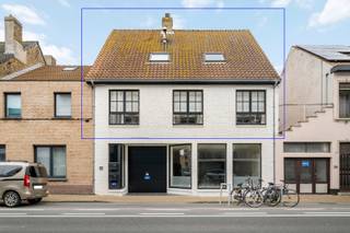 Oostende-Mariakerke, uiterst charmant en sfeervol ruim duplexappartement met uitzonderlijk groot zonneterras (130m²). Ideaal gelegen op...