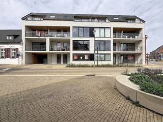 In de residentie Oud Hulst te Houthulst vinden we dit modern appartement met 1 slaapkamer, terras en garage.INDELING:> Derde verdieping:- Inkom...