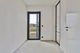 Doordacht ontwerp met maximale lichtinvalBij het ontwerp is aan elk detail gedacht. Plafondhoge ramen zorgen voor een overvloed aan natuurlijk licht en brengen de prachtige buitenomgeving naar binnen. Open het schuifraam in de leefruimte en ervaar een ongeëvenaard binnen-buiten gevoel.Moderne architectuur en technologieDe strakke en eigentijdse uitstraling van de buitenkant wordt binnen versterkt door het gebruik van de modernste technieken: vloerverwarming, een warmtepomp, zonnepanelen en een groendak.Ruimte en comfort op elk niveauDe lichtrijke leefruimte biedt voldoende plaats voor een gezellige zithoek en een ruime eethoek. De open keuken met praktische ontbijtbar sluit hier perfect op aan. Daarnaast is er een handige berging en een gastentoilet op het gelijkvloers.Op de eerste verdieping vind je drie comfortabele slaapkamers en een badkamer die voorzien is van een inloopdouche, ligbad en dubbele wastafel. Een apart toilet maakt het geheel compleet.Een toekomstgerichte investeringMet de aankoop van deze nieuwbouwwoning investeer je in een duurzame en energiezuinige toekomst. Combineer esthetiek en comfort met een woning die klaar is voor de volgende generaties.Ervaar zelf hoe het is om hier thuis te komen – maak snel een afspraak voor een bezoek!