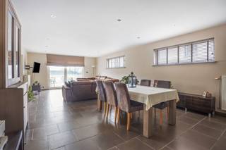 Welkom in Nieuwrode ! In een rustige, groene omgeving aan de Appelweg vinden we deze indrukwekkende halfopen bebouwing terug. Met maar liefst 330 m² bewoonbare oppervlakte en gelegen op een perceel van 17 are, biedt ze tal van mogelijkheden voor grote gezinnen of wie wonen en werken wil combineren. Met hedendaags wooncomfort en een adembenemend uitzicht, vormt ze de ideale thuisbasis.<br /><br />We betreden de woning via een royale inkomhal voorzien van ingemaakte kasten. Op deze verdieping bevinden zich eveneens de inpandige garage en een eerste slaapkamer, die perfect kan dienen als praktijkruimte of bureau. Via de trap komen we in de lichtrijke en ruime leefruimte, waar gezelligheid en ruimte centraal staan. Aansluitend vinden we de volledig ingerichte keuken met praktische wasberging en toegang tot buiten. Op de eerste verdieping bevinden zich drie volwaardige slaapkamers en badkamer uitgerust met alle comfort. De tweede verdieping tenslotte herbergt nog twee extra slaapkamers en een tweede badkamer.<br /><br />Ook buiten is het werkelijk genieten in de zonnige tuin en op het gezellige terras, voorzien van luifel. De ligging is een bijkomende troef : vlotte verbindingen naar scholen, winkels en openbaar vervoer, maar toch midden in het groen. Deze woning biedt het beste van twee werelden – landelijk wonen met alle comfort en bereikbaarheid.<br /><br />Ben je op zoek naar een gezinsvriendelijke woning met een uitzonderlijk uitzicht? Neem dan nu contact op met Ben via ben@sophimo.be of op 0468 58 04 09 !