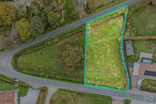 Contact : Maxime V - 0494/05.23.55 - maxime.v@weinvest.be We Invest En Fagne vous propose ce terrain à bâtir de 1 042 m², situé à Seloignes. A proximité de quelques habitations, mais surtout de bois et de prairies, il bénéficie d'un environnement calme et verdoyant, idéal pour un projet de construction à l'abri de l'agitation. Des haies bordent le terrain, et un arbre remarquable en occupe la partie centrale, ce qui lui donne beaucoup de caractère. Les sentiers de promenade et les bois de Seloignes sont accessibles rapidement pour profiter de la nature au quotidien. Le village reste proche de Chimay et de ses commerces, services et écoles, ce qui permet de concilier cadre de vie paisible et vie quotidienne pratique. Le terrain est proposé à partir de 57 000 €. 📞 Contactez Maxime au 0494 05 23 55 ou par e-mail à maxime.v@weinvest.be pour organiser une visite.