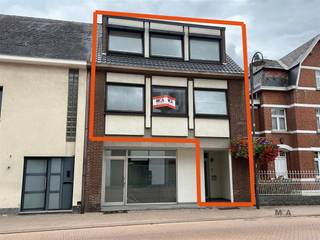 <p><span>Goed gelegen appartement-building, centrum Zonhoven. 3 Slaapkamers en een mooi zongericht terras. Garagebox bespreekbaar.<br />De woning werd gedeeltelijk gestript. </span></p><p><span> </span><span>Indeling:</span></p><p><span>Gelijkvloers:</span></p><ul><li><span>Inkomhal</span></li><li><span>Lift</span></li><li><span>Trappenhal (kelder tot boven)</span></li></ul><p><span> </span></p><p><span>Verdieping 1:</span></p><ul><li><span>wasplaats met aansluitingen</span></li><li><span>WC te vernieuwen</span></li><li><span>keuken voorzien van oven Bosch, frigo met diepvriesvak kasten, vaatwasmachine Bosch, radiator aansluitend living met terras</span></li></ul><p><span> </span></p><p><span>Verdieping twee: </span></p><ul><li><span>lift (niet in gebruik), </span></li><li><span>Achtergevel: </span></li></ul><p><span>2 slaapkamers, beide kamers toegang tot het terras</span></p><ul><li><span>Voorgevel:</span></li></ul><p><span>Slaapkamer met ingebouwde kasten en lavabo, </span></p><p><span>badkamer: gedeeltelijk vernieuwd (vloertegels, leidingen voor elektriciteit en water, schilderklaar)<br /><br /></span></p><p><span>Bergzolder </span><span>via uittrektrap</span></p><p><span> </span></p><p><span>Het gebouw is opgenomen in het leegstandsregister.  Een schrapping kan op het moment dat de woning 6 maanden ononderbroken bewoond is. In de Gemeente Zonhoven is er geen heffing op leegstand.<br />Wenst u meer info of een vrijblijvend bezoek, contacteer ons gerust. Wij zijn telefonisch bereikbaar (0485 34 56 71) of via email: <span>marleen@mca-vastgoed.be</span></span><span> </span></p>