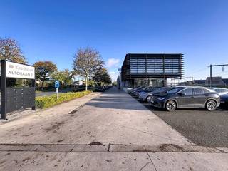 Op slechts 500 meter van de autosnelwegafrit bevindt zich deze uitzonderlijke kantoorruimte van 380 m², gelegen op de eerste verdieping van een modern en representatief gebouw.<br />Een unieke werkplek waar architecturale verfijning, functioneel design en optimale bereikbaarheid samenkomen.<br /><br /><u><strong>INDELING:</strong></u>
<ul>
<li>Ruime inkomhal met onthaalbalie/receptie</li>
<li>Drie afzonderlijke kantoren met glazen wanden</li>
<li>Eén ruim landschapsbureel </li>
<li>Twee volledig uitgeruste vergaderzalen</li>
<li>Sanitaire ruimtes voor dames en heren</li>
<li>Een eetplaats met kitchenette</li>
<li>Rollende archiefkasten, praktische bergingen en een afzonderlijk serverlokaal</li>
</ul>
<br /><u><strong>PARKEREN en FACILITEITEN:</strong></u><br />Het gebouw beschikt over <strong>een ruime gemeenschappelijke parking</strong> op het terrein, uitgerust <strong>met vijf laadpalen voor elektrische voertuigen</strong> — een praktische en duurzame troef voor de toekomst.<br /><br /><u><strong>AFWERKING:</strong></u>
<ul>
<li><strong>Vloer: </strong>keramische tegelvloer in natuursteenlook – onderhoudsvriendelijk en stijlvol.</li>
<li><strong>Muren: </strong>gepleisterd en geschilderd, deels voorzien van functionele opbergwanden en archiefkasten.</li>
<li><strong>Plafond: </strong>verlaagd systeemplafond met geïntegreerde LED-verlichting en akoestische panelen, wat zorgt voor een egale lichtverdeling en akoestisch comfort.</li>
<li><strong>Ramen & schrijnwerk</strong>: grote glaspartijen met aluminium schrijnwerk, deels voorzien van zonnewering voor een aangenaam binnenklimaat.</li>
<li><strong>Binneninrichting</strong>: combinatie van open werkzones en afzonderlijke kantoren of vergaderruimtes, afgescheiden door glazen wanden.</li>
</ul>
<br /><u><strong>TROEVEN:</strong></u>
<ul>
<li>Moderne, representatieve uitstraling</li>
<li>Volledig instapklaar</li>
<li><strong>Airco en lift aanwezig</strong></li>
<li>Veel licht en open gevoel dankzij glaspartijen</li>
<li>Voldoende opbergmogelijkheden (archiefkasten)</li>
<li>Strategische ligging nabij autosnelweg</li>
<li>Ruime parking met laadfaciliteiten</li>
</ul>
<br /><u><strong>LIGGING en BEREIKBAARHEID: </strong></u><br />Deze kantoorruimte geniet een uitstekende zichtbaarheid vanaf de hoofdweg en bevindt zich op <strong>slechts 500 meter van de autosnelwegafrit</strong>, wat zorgt voor een vlotte verbinding met omliggende steden en industrieterreinen.<br /><br />Deze kantoorruimte is meer dan een werkplek — het is een visitekaartje.<br />Een omgeving die klasse, comfort en professionaliteit uitstraalt, ideaal voor ondernemingen die op zoek zijn naar een prestigieuze uitvalsbasis met een moderne uitstraling.<br /><br /><u>* Bijzonderheden:</u><br />- Onze referentie op <strong>www.centro.be</strong>: <strong>O0141</strong> of contacteer ons via <strong>050700102</strong>.<br /><br /><strong>CENTRO | BEDRIJFSVASTGOED </strong>is reeds 25 jaar gespecialiseerd in de bemiddeling van commercieel- en bedrijfsvastgoed in West- en Oost Vlaanderen.<br />Wilt u ook weten hoeveel uw bedrijfsgebouw waard is?<br />Contacteer ons vrijblijvend voor een marktconforme waardebepaling van uw pand