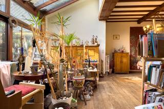 <strong>Ruim te renoveren woning met garage en zuidgerichte tuin op een boogscheut van het stadscentrum. </strong><br /><br /><em>Voor meer informatie, mail naar info@carloeggermont.be</em><br /><br />Dankzij de ligging, langs de Sint-Lievenslaan, biedt de woning een vlotte verbinding naar zowel het stadscentrum als de belangrijkste invalswegen.<br /><br />Dit pand (431 m<sup>2</sup> bvo) bestaat uit 2 voormalige woningen die doorheen de jaren werden samengevoegd tot één ruime woning. Op heden beschikt de woning over 8 kamers, volledig onderkelderd, een inpandige garage en een praktische zolder.<br />Een bijzondere extra troef is de zuidgeoriënteerde tuin die bijzonder rustig is.<br /><br /><u>Indeling</u>:<br />GV: 2 inkomhallen, met een grote woonkamer, verder is er een keuken, achter de keuken is er een ruimte met een douche en aansluiting voor de wasmachine.<br />1<sup>e</sup> V: op de eerste verdieping zijn er vier ruime slaapkamers.<br />Half verdieping: aan beide kanten van het pand is er een aparte badkamer (per zijde/woonentiteit).<br />2<sup>e</sup> V: de tweede verdieping telt nog vier slaapkamers.<br />3<sup>e</sup> V: per huis een zolder.<br /><br />Kortom, een unieke opportuniteit voor wie op zoek is naar een ruime woning met polyvalente mogelijkheden en de mogelijkheid om een eigen stempel te drukken.