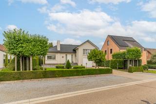 <h2>Vrijstaande woning met tuin van 14 are in een groene, rustige omgeving – Retie</h2>
<p><strong>Landelijk wonen op enkele minuten van de E34</strong></p>
<p>Aan de rand van Retie, in een rustige straat met vrij uitzicht op het groen, ligt deze prachtig onderhouden vrijstaande woning op een perceel van maar liefst 14 are. Dankzij de ligging in Looiend geniet u van de rust en ruimte van het platteland, terwijl u binnen enkele minuten op de E34 (Eindhoven – Antwerpen) zit. Een echte toplocatie voor wie landelijk wil wonen zonder de bereikbaarheid op te geven.</p>
<p>De woning onderging in de loop der jaren verschillende renovaties. Zo werd het dak vernieuwd en liggen er zonnepanelen. Er werd steeds gewerkt met kwalitatieve materialen en het geheel is uitstekend onderhouden: u kunt er zo in. Dankzij de muur- en dakisolatie behaalt de woning een EPC-label C.</p>
<h3>Indeling</h3>
<p><strong>Gelijkvloers</strong><br />Via de inkomhal komt u in de lichtrijke woonkamer en de verzorgde keuken. De keuken is uitgerust met hoogwaardige Miele-toestellen, waaronder een inductiekookplaat en een vaatwasser. De woonkamer sluit aan op een gezellige veranda met screens en een mooi zicht op het groen, een ideale plek om het hele jaar door van de tuin te genieten.</p>
<p>Verder vindt u op het gelijkvloers een apart toilet, een kleine bureau, een grote praktische wasruimte en een technische ruimte. Overal zijn rolluiken geplaatst, met een combinatie van automatische en manuele bediening.</p>
<p><strong>Verdieping</strong><br />Boven bevinden zich twee ruime slaapkamers en een kleinere kamer die momenteel als dressing dient. De badkamer beschikt over een ligbad en een dubbel badmeubel. Via de zolderkamer is er bovendien extra ruimte die kan worden ingericht als bijkomende slaapkamer.</p>
<p><strong>Garage en berging</strong><br />Op het gelijkvloers is een grote garage met automatische poort. Aan de zijkant van de woning staat een carport en in de tuin een tuinberging.</p>
<h3>Comfort en energie</h3>
<p>De woning is voorzien van muurisolatie en dakisolatie. De verwarming werkt op gas. Het EPC-label is C en de elektrische keuring is conform, zodat u met een gerust hart kunt verhuizen.</p>
<h3>Buiten</h3>
<p>De prachtig aangelegde en goed onderhouden tuin is een verhaal apart. Meerdere pergola's zorgen voor gezellige zit- en eethoeken, een grote luifel biedt schaduw en beschutting, en de verwarmde buitendouche is een uitzonderlijke troef in zomer en winter. Het perceel van 14 are biedt alle ruimte voor kinderen, huisdieren, tuinliefhebbers of gewoon om te genieten van de rust.</p>
<h3>Troeven op een rij</h3>
<ul>
<li>Vrijstaande woning op een perceel van 14 are</li>
<li>Rustige, landelijke ligging met zicht op het groen</li>
<li>Enkele minuten van de E34 (Eindhoven – Antwerpen)</li>
<li>EPC-label C, met muurisolatie en dakisolatie</li>
<li>Verwarming op gas</li>
<li>Elektrische keuring conform</li>
<li>Verschillende renovaties, dak vernieuwd, zonnepanelen</li>
<li>Kwalitatieve afwerking en uitstekend onderhouden</li>
<li>Lichtrijke woonkamer met veranda (screens)</li>
<li>Verzorgde keuken met Miele-toestellen</li>
<li>2 ruime slaapkamers, dressing/kleine kamer en zolderkamer (extra slaapkamer mogelijk)</li>
<li>Badkamer met ligbad en dubbel meubel</li>
<li>Grote garage met automatische poort, carport en tuinberging</li>
<li>Prachtige tuin met pergola's, grote luifel en verwarmde buitendouche</li>
</ul>
<p>Interesse of wilt u de woning graag bezoeken? Neem vrijblijvend contact met ons op voor een afspraak.</p>