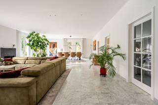 Ontdek deze instapklare, perfect onderhouden laagbouwwoning die comfort, luxe en energiezuinigheid combineert. De woning werd in 2006...