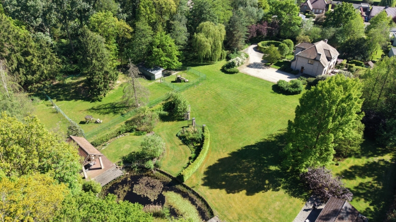 Ruime villa van 336m² op 1 hectare 45 are met vijver - foto 3
