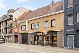 <h3>For Sale: Versatile Commercial Property with Separate Residence in a Prime Location in Deerlijk!</h3>
<p>This multifunctional property (currently operating as a bakery) enjoys an outstanding location in <strong>Deerlijk’s main shopping street</strong>, offering excellent visibility and easy accessibility. Numerous shops, schools, restaurants, public transport connections and major access roads are located in the immediate vicinity.</p>
<h3>Layout:</h3>
<p>The property combines a commercial area (workshop with retail space) and a fully separate residence, making it ideal for self-employed professionals, liberal professions or investors.</p>
<p>The commercial section includes a workshop, separate kitchen, additional toilet, storage area and an integrated garage with space for two cars.</p>
<p>The residence has its own private entrance and features a spacious living area overlooking the patio, providing plenty of natural light. The first floor comprises a landing, 4 full-sized bedrooms, a renovated bathroom and a separate office space. A fixed staircase leads to the spacious attic, offering numerous possibilities for further development.</p>
<p>At the rear of the property, a large extension provides additional space for commercial activities. The garden with garden shed can potentially be converted into extra parking spaces.</p>
<h3>Key Features:</h3>
<ul>
<li>prime commercial location with excellent visibility</li>
<li>ideal combination of living and working</li>
<li>separate entrance for the residence</li>
<li>integrated garage for 2 cars</li>
<li>4 bedrooms and an office</li>
<li>expansion potential thanks to the attic and extension</li>
<li>garden with potential for additional parking</li>
<li>immediately available</li>
</ul>
<h3>Who is this property ideal for?</h3>
<p>Perfect for self-employed professionals, liberal professions or entrepreneurs looking to combine living and working in one location. Also an attractive investment opportunity thanks to its versatile layout and excellent commercial location.</p>
<p><strong>For sale through Immo Beguin, your real estate expert since 2009, with offices in Ronse, Waregem, Kortrijk, Deinze, Tournai and Lessines.</strong></p>
<p>Viewings by appointment via: <strong>charlotte@immobeguin.be</strong></p>